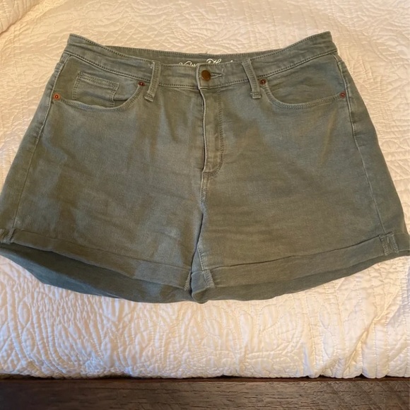 Universal thread olive shorts - Picture 1 of 5